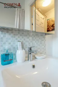 Captivating 3-bed Apartment in Grays - Image 2
