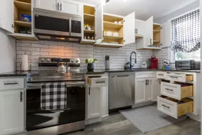Modern ~ 3 Bedroom ~ Sleeps 8 ~11 mins to Hartford - Image 2