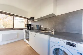 Roof terrace, close to amenities, easy parking - Image 5