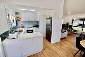 Beach House with Sea Views and Large Backyard - Image 5