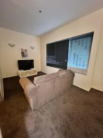 Cozy Studio Apartment On Queen Street - Image 2
