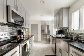 Stunning Rambler W/Access to Airport & Downtown - Image 5