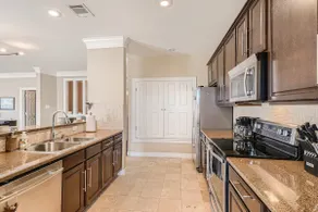 Warm Suburban 3BR Townhome near DT - Image 2