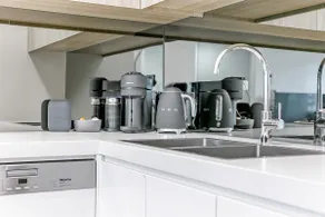 Chic & Private 1 Bedroom APT with Hypnotic City Views - Image 3