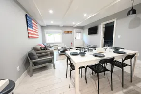 Modern 2 bedrm, 2 bath, Pool, WIFI, close to lakes - Image 3