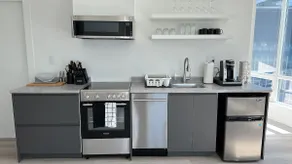 Modern & Central Downtown Penthouse Condo Sleeps 7 - Image 2