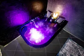 Jacuzzi Cinema Loft - Image 4