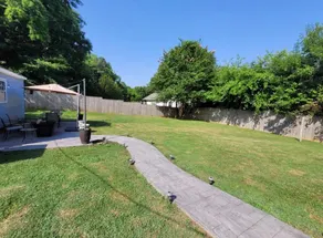 Cozy house in downtown Farmville w/ fenced in yard - Image 3