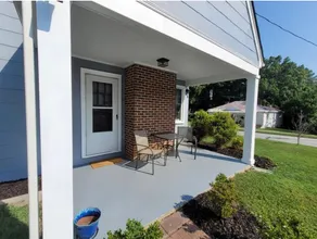 Cozy house in downtown Farmville w/ fenced in yard - Image 2