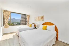 Airy condo w/ balcony near Waikiki Beach - Image 4
