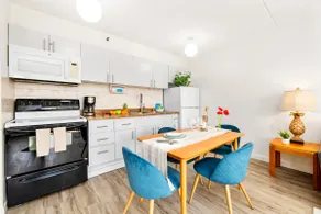 Airy condo w/ balcony near Waikiki Beach - Image 3