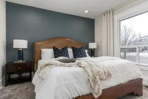 1920's Charmer/near ISU/king bed - Image 3