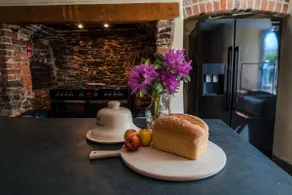 Poyers Thatched Farmhouse with Hot Tub - Image 3