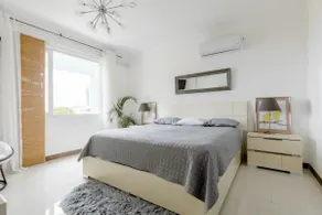 Spacious,modern apartment in the heart of Kingston - Image 5