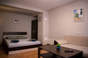 Top Center Appartment+ backyard - Image 4