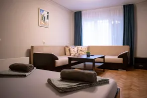 Top Center Appartment+ backyard - Image 3