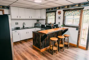 Cabin w\\ Hot Tub, 10 mins from Roost Event Center - Image 4