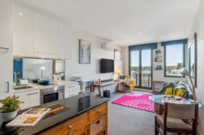 Stylish Beachside Studio | Walk to Beach - Image 4