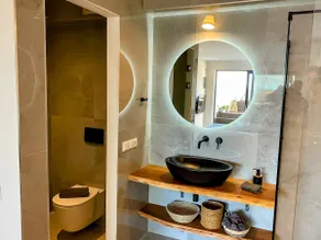 Luxury Suite with a queens double bed stunning sea vews and private Jacuzzi - Image 5