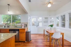 Private backyard - Walk to Downtown - Pet friendly - Image 2