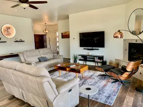 The Desert Moon- A luxurious retreat w/ amazing patio, shuffleboard, EV charger - Image 4