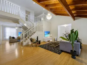 12 minutes to Melbourne Airport, 5 bedrooms house - Image 2