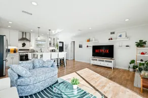Cozy modern home &large lawn &outdoor fire &patio - Image 3