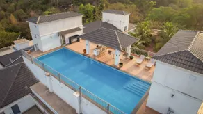 Luxe Apt w Balcony & Rooftop Pool, 15 min to Beach - Image 3