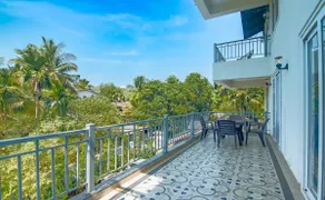 Luxe Apt w Balcony & Rooftop Pool, 15 min to Beach - Image 2