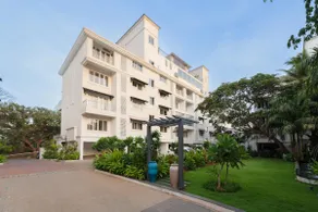 Luxe Apt w Balcony & Rooftop Pool, 15 min to Beach - Image 4