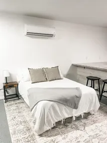The Traveler's Cozy Getaway - Image 5