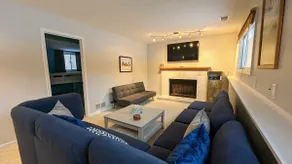 Quiet A2 Retreat: 3 Acres, Seats 12, 10 min to A2! - Image 3
