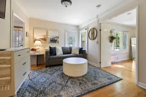 Cozy University Heights Cottage - Image 4