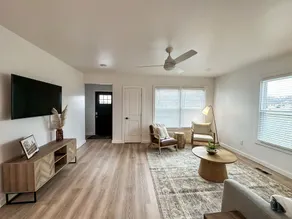 Modern River Hill Apt A - Image 5