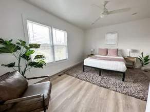 Modern River Hill Apt A - Image 4