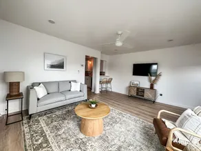 Modern River Hill Apt A - Image 2