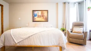 Spanish Cottage/King bed /1.5 blocks to Cole Park - Image 4