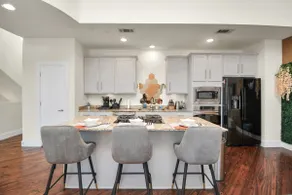 3BR/3.5BA Three Story East Downtown TownHouse with view - Image 2
