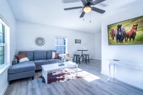 Cow Cove: Spacious 1/1 Duplex WD - Image 2