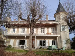 Quiet house with swimming pool surrounded by its park - Image 4