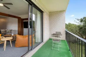 Fun Retro 2 Bedroom Apartment - Image 4