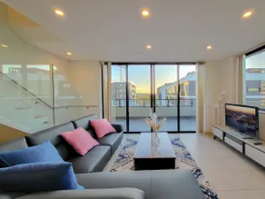 Spacious 3-Bed Penthouse with Perfect View - Image 4