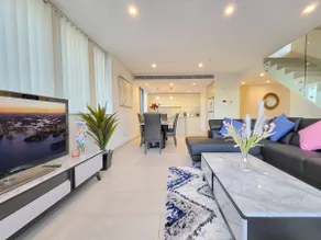 Spacious 3-Bed Penthouse with Perfect View - Image 2