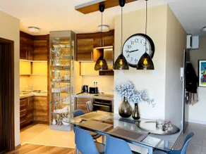 Cozy Modern Apartment with Free Parking - Image 2