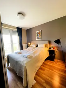 Cozy Modern Apartment with Free Parking - Image 3