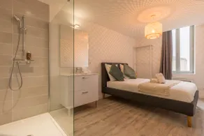 Large Atypical Downtown Apartment - Image 2
