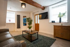Cosy townhouse with log burner - Image 4