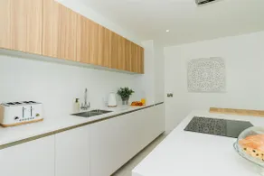 33 Cliff Edge - Image 3