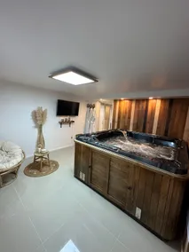 Apartment with private hot tub - Image 3