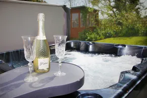 Wood Lodge - Aircon, Hot-tub & Pet proof garden - Image 3